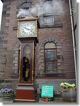 Made by Canadian clock maker, Raymond Sounders same as clock in Vancouver's Gas town in 1977. Bronze, 5.5m x 1.0m, 1.5tons. Electric clock. Five steam chimes blow the Westminster Melody each quarter hour.